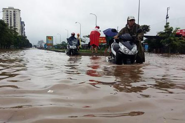 Cơn mưa lớn kéo dài suốt nhiều giờ qua khiến người dân Hà Nội lại lâm vào cảnh "dở khóc, dở cười" khi các tuyến phố chính dẫn cơ quan làm việc đều... ngập trong nước.